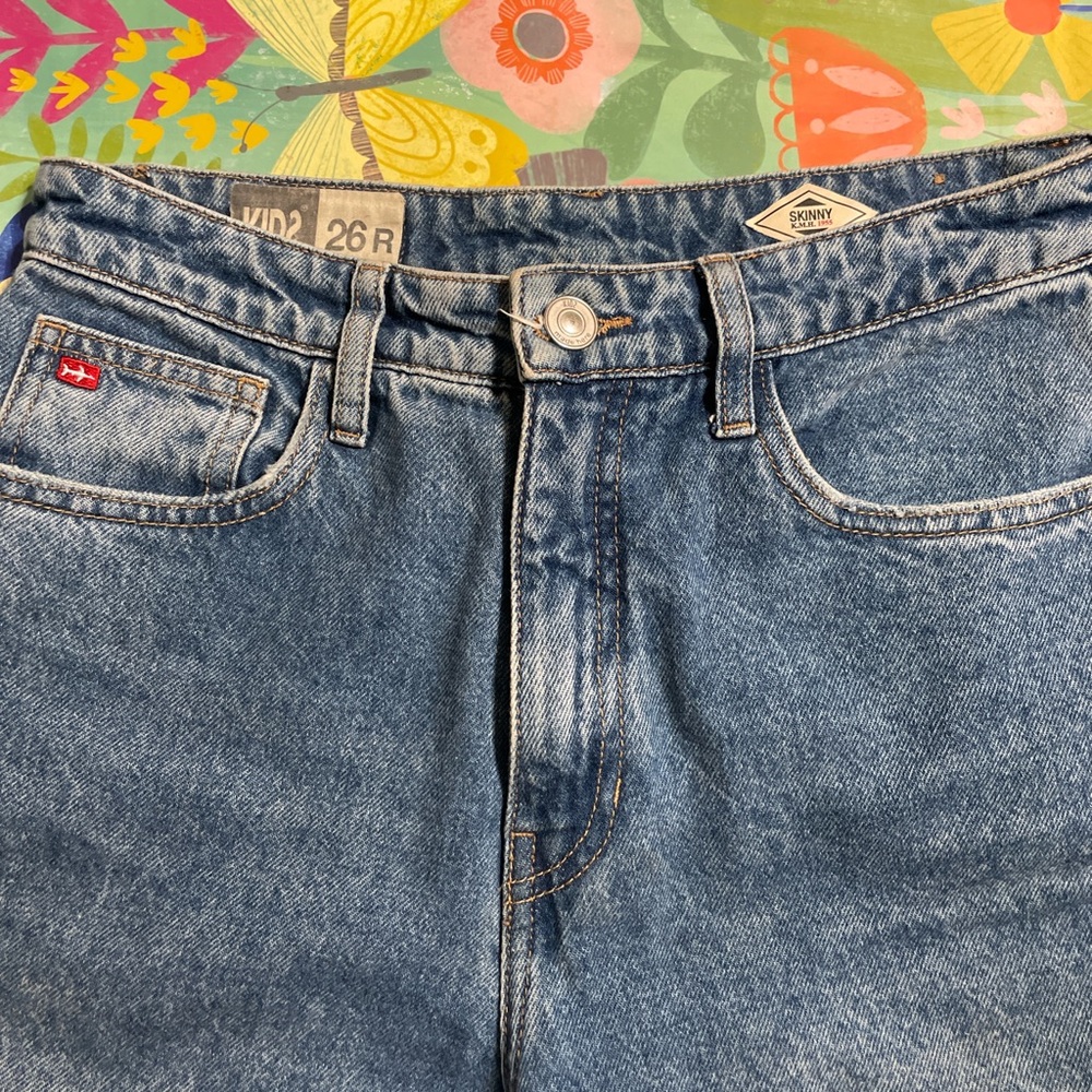 Skinny High waisted jeans straight leg with a Slight stonewash look! 💙